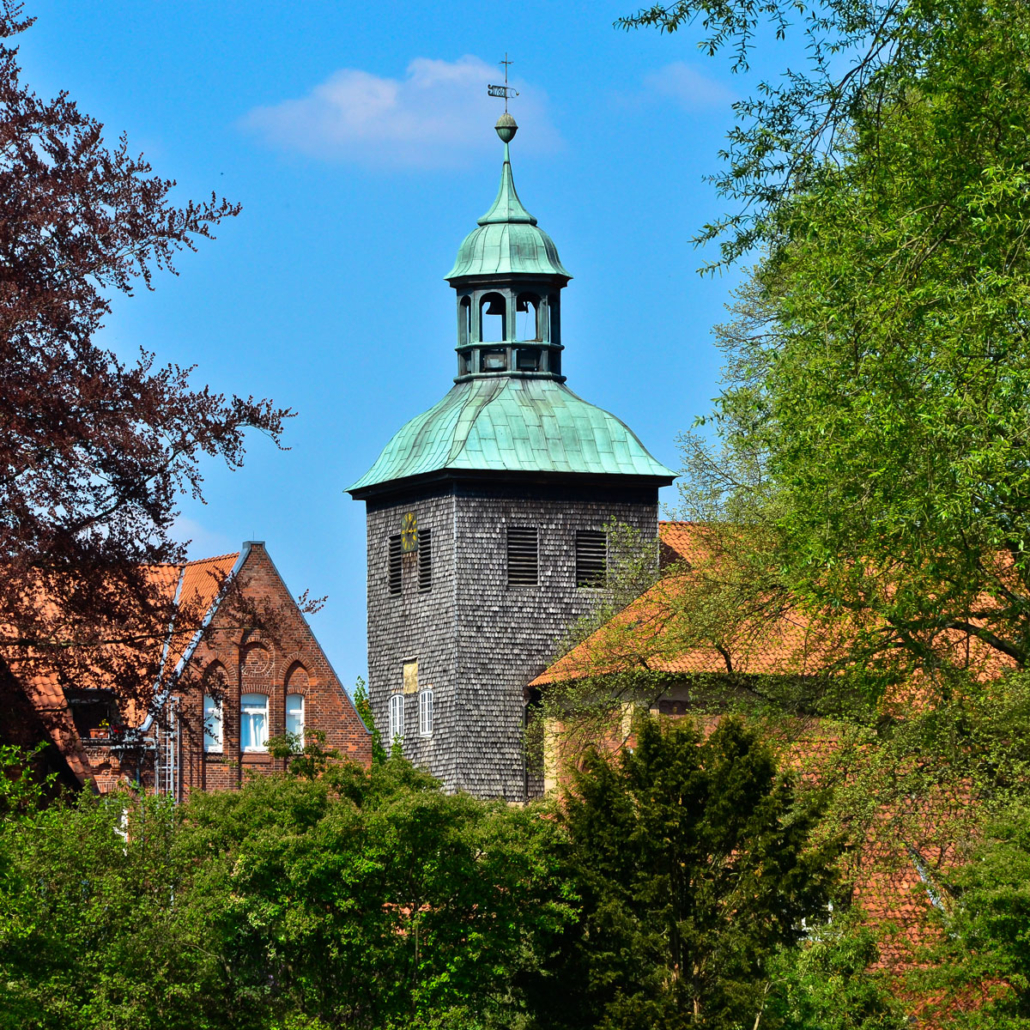 Der Glockenturm der St. Johannes der Täufer-Kirche (Blick vom Klostersee) in Walsrode in der Lüneburger Heide, Deutschland